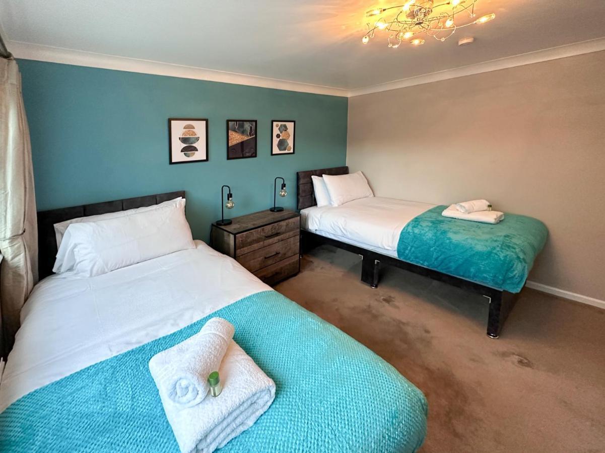 Blunsdon Lodge - Spacious Bungalow, High Speed Wi-Fi, Free Private Parking, Garden สวินดอน ภายนอก รูปภาพ