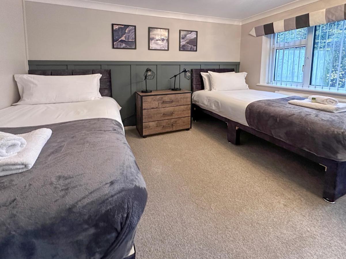 Blunsdon Lodge - Spacious Bungalow, High Speed Wi-Fi, Free Private Parking, Garden สวินดอน ภายนอก รูปภาพ